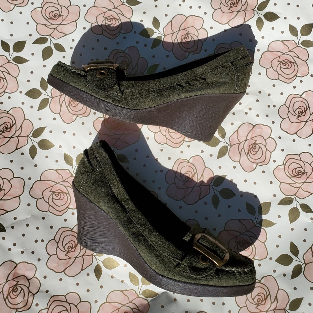 Cute green American Eagle wedges with buckle